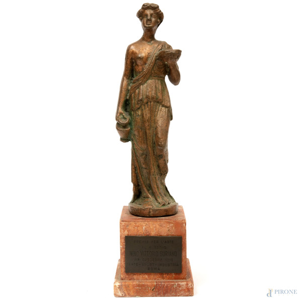 Scultura in bronzo raffigurante Ebe, piedistallo in marmo, XX secolo, altezza cm 23