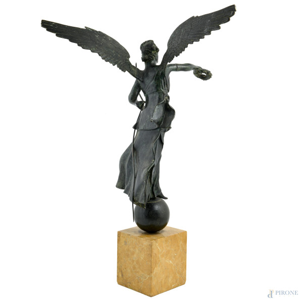 Vittoria alata, XX secolo, scultura in bronzo su base in marmo giallo, altezza complessiva cm 64,...