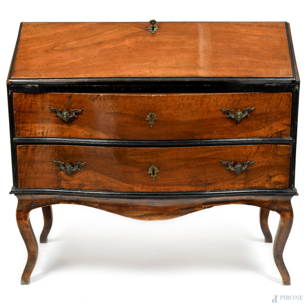 Ribalta in noce con fronte mosso a due  cassetti e sportello a calatoia celante piano scrittoio e sei cassettini. Gambe mosse, XIX secolo, 101x109x55, (segni di usura, difetti, scalfiture)