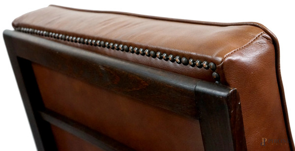 Coppia di poltrone stile Art Déco design Jindrich Halabala, struttura in legno curvato, cuscini r...