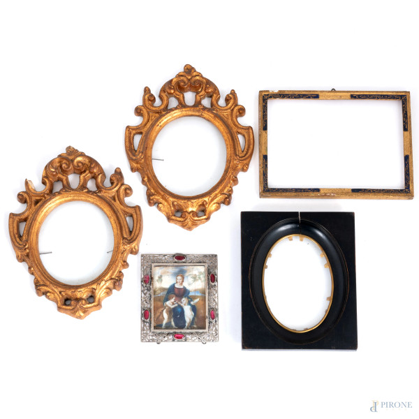 Lotto di cinque cornicette in vario materiale, XX secolo, misure massime cm 21,5x16, (segni di usura, difetti)