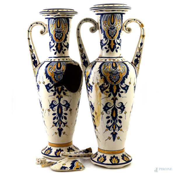 Coppia di vasi biansati in maiolica dipinti e decorati nei toni del bianco, giallo e blu, XX secolo, altezza cm 59,5, (segni di usura, rotture, mancanze, difetti, scalfiture, restauri)