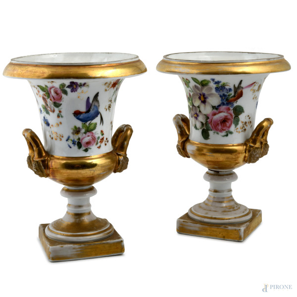 Coppia di crateri in stile Impero decorati con elementi floreali e volatili, XX secolo, altezza cm 28, (cadute di doratura, scalfiture, difetti)