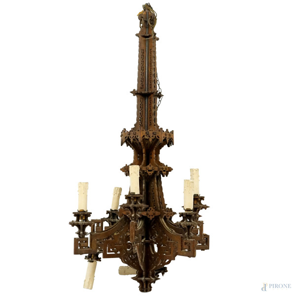 Lampadario a otto luci in legno traforato, XX secolo, cm h 93, (difetti)