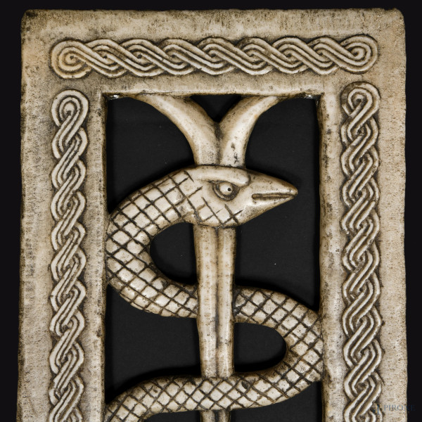 Elemento decorativo rettangolare in marmo con motivo a rilievo raffigurante serpente attorno ad u...