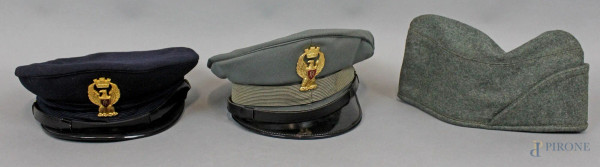 Lotto composto da un berretto e due cappelli militari, XX secolo, (segni del tempo)