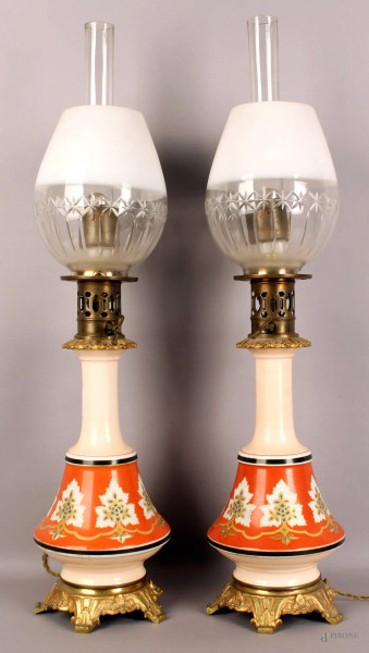 Coppia di lampade in porcellana dipinta con finiture in bronzo dorato, globi in vetro montati a luce elettrica, altezza 68 cm, primi &#39;900, (difetti).