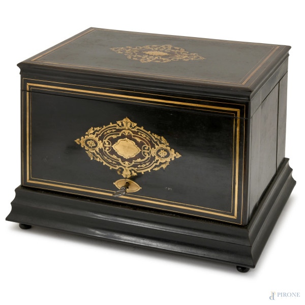 Scatola portaliquori Napoleone III in legno ebanizzato, con intarsi dorati e a finta tartaruga, filetti in ottone, cm 26,5x36,5x26,5, (difetti)