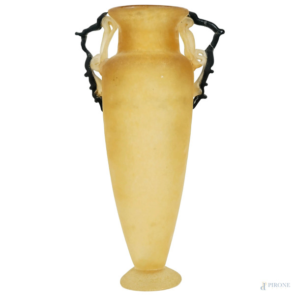 Vaso biansato in vetro sabbiato color giallo con prese nere, XX secolo, cm h 40, (difetti)
