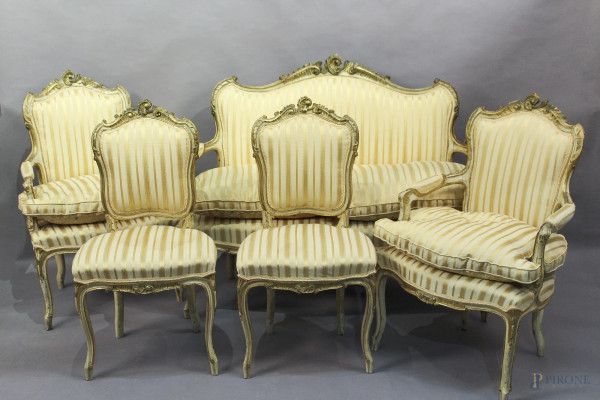 Salotto composto da un divano, due poltrone e due sedie in legno laccato e dorato con sedile e dorsale in stoffa.