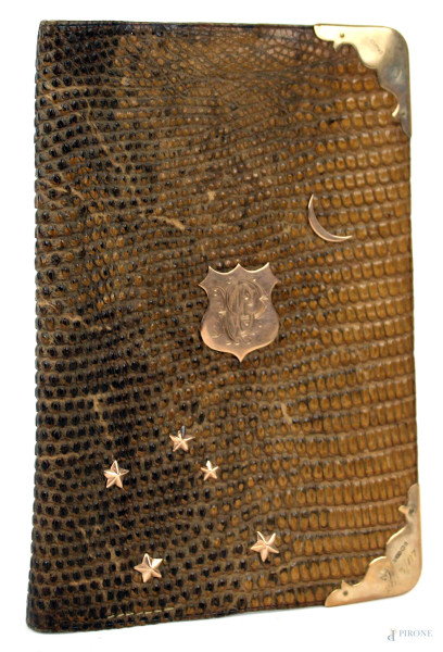 Portafoglio beige con applicazioni in oro 375, cm 15x10, inizi XX secolo, (difetti).