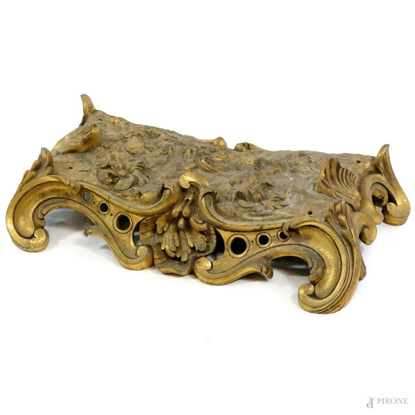 Base in bronzo dorato, con decori a volute e fiori, cm 11x59x30, (difetti)