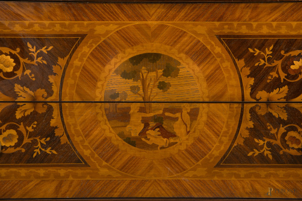 Comò in stile Luigi XVI intarsiato in varie essenze a tre cassetti, XX secolo, cm 88x123x57, (sca...