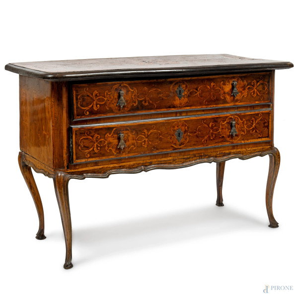 Coppia di cassettoni in noce con intarsi in bosso. Fronte a doppio cassetto e fronte del piano mo...