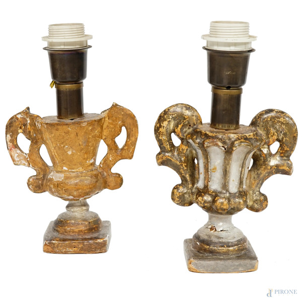 Coppia di portapalme in legno scolpito, laccato e dorato, XVIII-XIX secolo, trasformati a lampade...