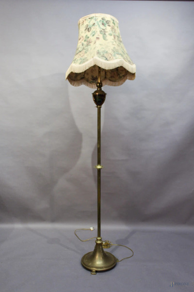 Lampada da terra in ottone, primi Novecento, H 192 cm.