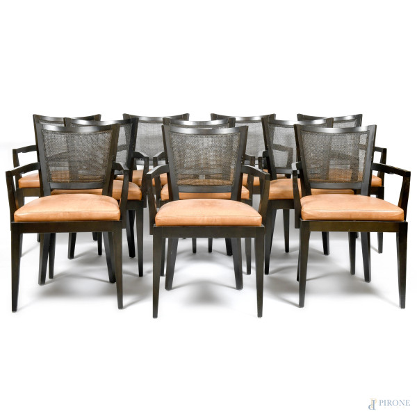 Lotto di 10 poltroncine in legno laccato nero con seduta imbottita e rivestita in similpelle marrone e schienale traforato, XX secolo, cm 83x58x58, (segni di usura, scalfiture, difetti)