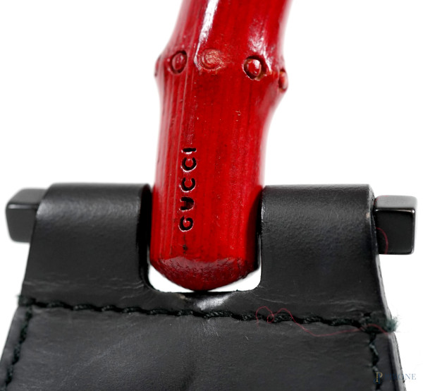 Borsa Gucci Bamboo in pelle nera con manico di colore rosso, cm 38,5x33x8 (segni di usura)