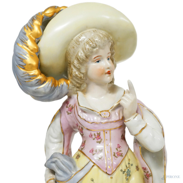 Coppia di sculture in porcellana policroma rappresentanti due figure in abiti settecenteschi, XX ...