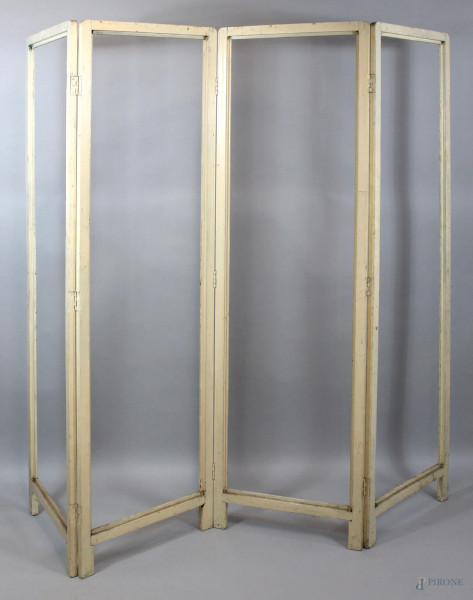 Separ&#233; in legno laccato bianco a quattro ante, mancante stoffa, altezza 180x200 cm.
