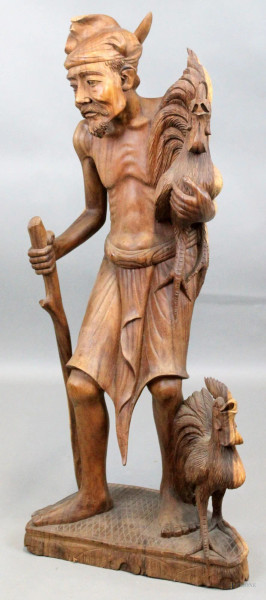 Contadino con galline, scultura in legno, altezza cm. 99, arte orinetale, XX secolo.
