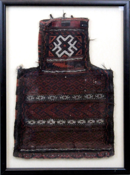 Sacco portasale nepalese, cm. 54,5x34,5, inizi XX secolo, entro cornice.