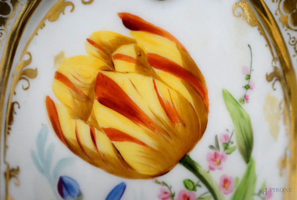 Coppia di vasi Luigi Filippo di forma mossa, smaltati e decorati nei toni del bianco, oro, blu e ...