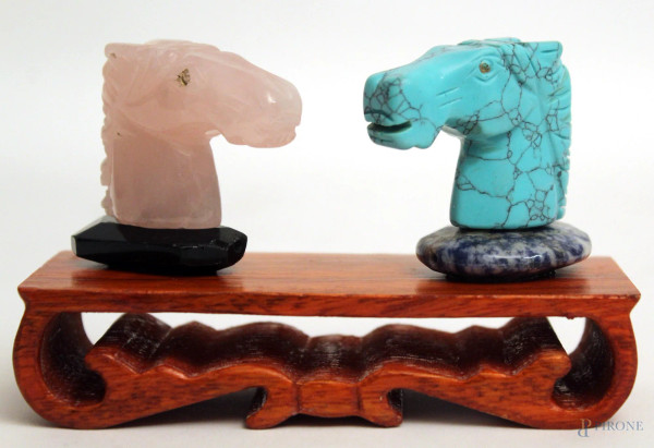 Lotto composto da due teste di cavallo in pietre pregiate, h. 8 cm.