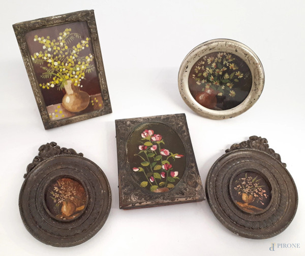 Lotto composto da cinque miniature a olio su tela di artista del XX sec, grandezza media cm 5x5, cornici in bronzo e in metallo argentato