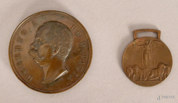 Lotto di due medaglie in bronzo, primi &#39;900, diametro 6 cm.