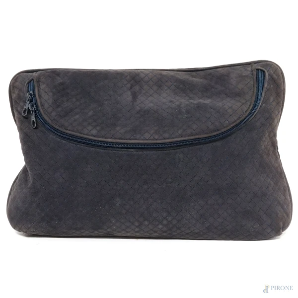 Pochette Bottega Veneta in pelle scamosciata blu con chiusura con zip a mezzaluna, cm 22x35 (segni di utilizzo)