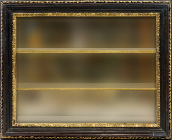 Bacheca in legno ebanizzato e dorato, interno e ripiani a specchi, cm 77x95x14, (difetti). 