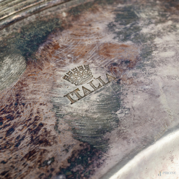 Piatto in metallo argentato, diametro cm 32, (segni di usura)