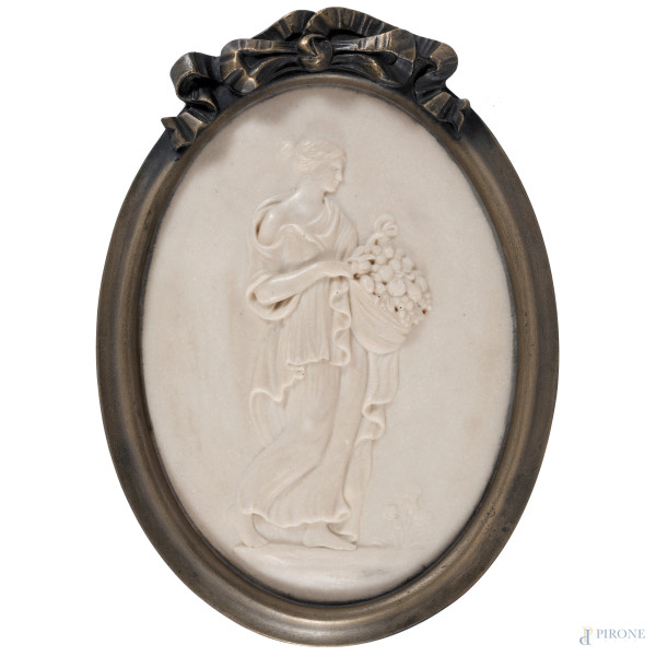 Primavera, XX secolo, bassorilievo in pasta di marmo, cm 38,5x27,5