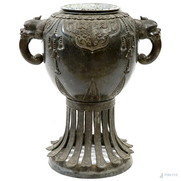 Samovar in bronzo riccamente cesellato con anse a foggia di teste di cane di Pho, Cina XIX-XX secolo, altezza cm 55 ca., (difetti)