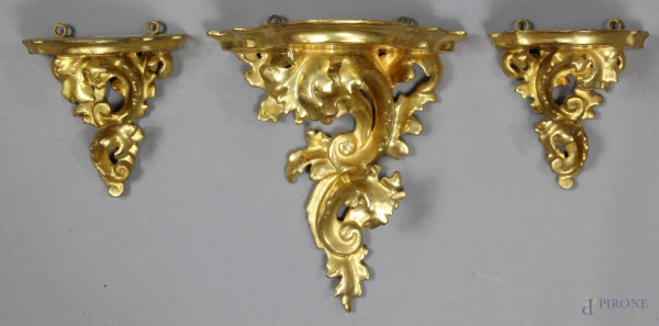Lotto di tre mensoline in legno intagliato e dorato fine XIX sec. H.max.21,5cm