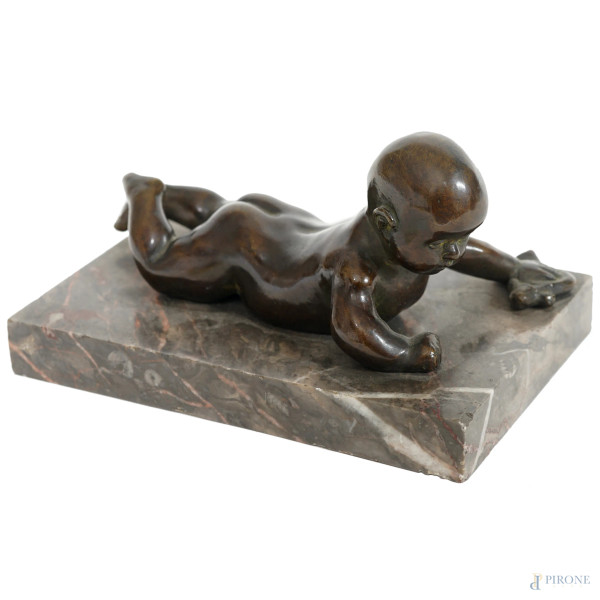 Piccola scultura in bronzo raffigurante un bambino, su base in marmo, XX secolo, cm  15x10,5