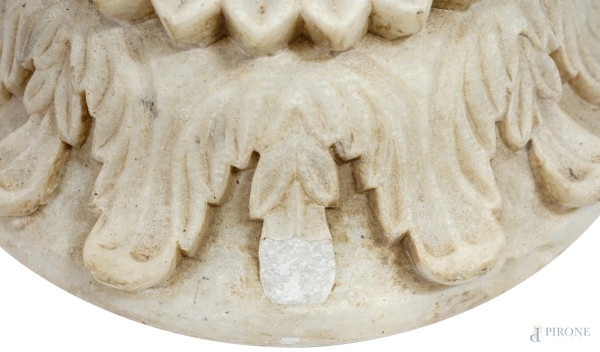 Coppia di capitelli in marmo, fine XIX - inizio XX secolo, diametro cm 38, (difetti)