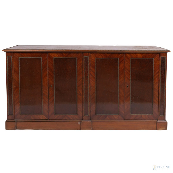 Mobile basso a quattro sportelli impiallacciato in varie essenze con profili in metallo cesellato, XX secolo, cm 80x156,5x48, (segni di usura, scalfiture, difetti)