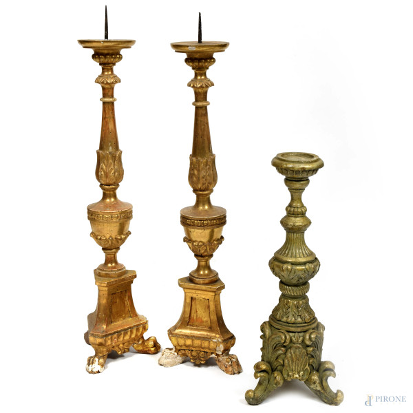Lotto composta da una coppia di portaceri e da un portacero montati a lampada da terra in legno intagliato, dipinto e dorato, XX secolo, altezza massima cm 93, (segni di usura, fori di tarlo, scalfiture)