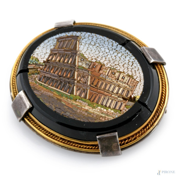 Micromosaico raffigurante Colosseo con montatura a spilla in oro basso e argento, XX secolo, cm 4x3,3,  [..]