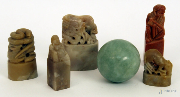 Lotto composto da cinque sigilli in pietra saponaria ed una sfera in alabastro, H massima 7 cm.