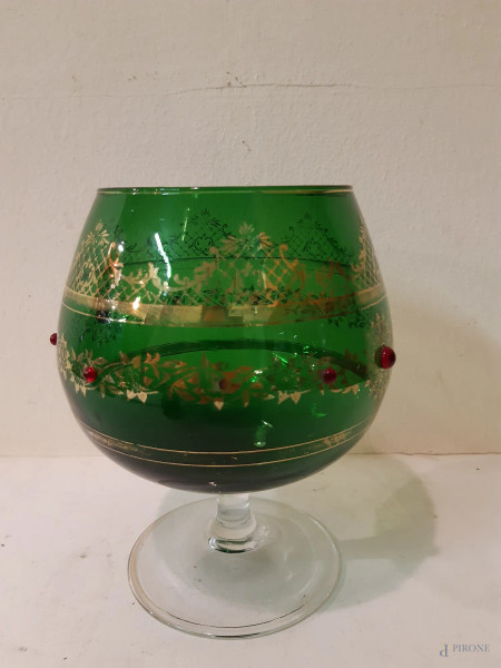 Bicchiere in cristallo verde e particolari dorati, h 16 cm.