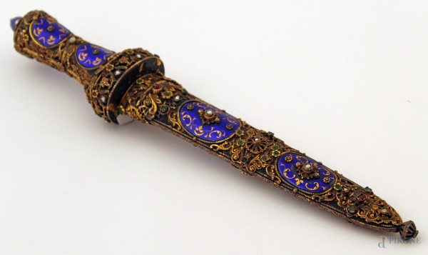 Antico tagliacarte in ottone sbalzato e cesellato con perline e pietre dure, arte orientale, lug 32 cm