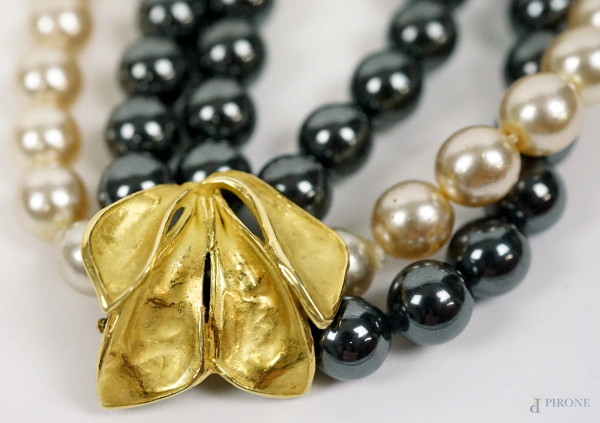 Collana a tre fili di perle bianche e grigie, chiusura in oro 18 KT, lunghezza cm 56.