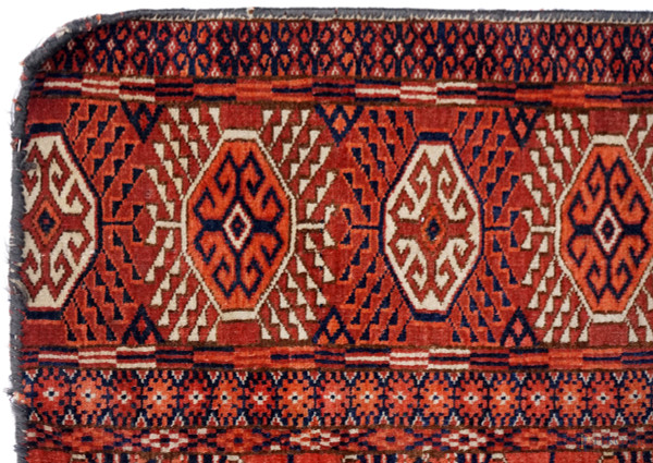 Tappeto orientale con decoro geometrico, cm 226x253, (difetti, mancanze)