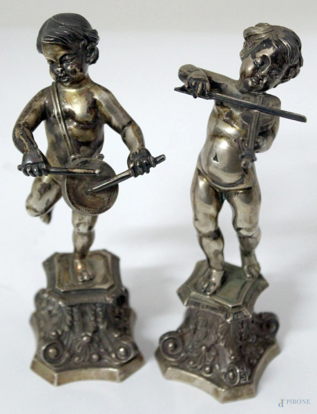 Coppia di putti musicanti, sculture in argento, H 15 cm, gr 625.