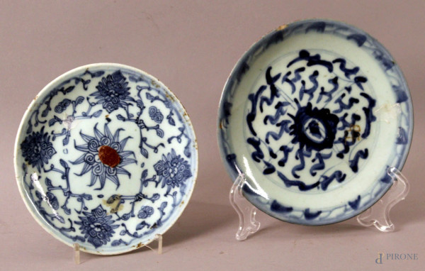Lotto composto da due piattini in porcellana blu, Cina primi &#39;900, diametro max. 18,5 cm.