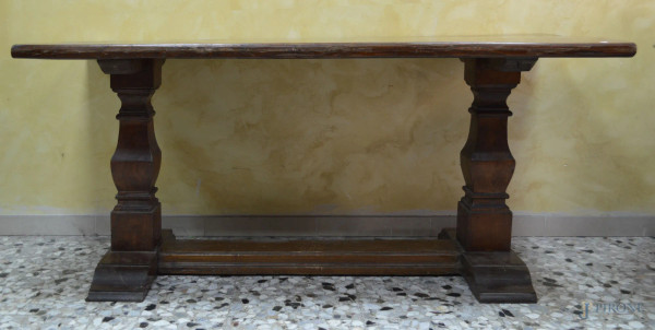 Tavolo fratino in noce poggiante su due gambe rette da traversa, h.78x175x78 cm.