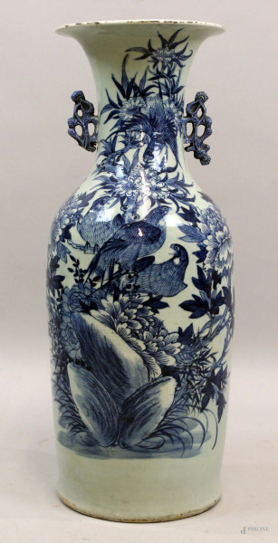 Vaso in porcellana blu, Cina, XIX secolo,  decoro a motivo  di paesaggi con volatili,  due prese laterali traforate, cm h 59,5, (difetti).